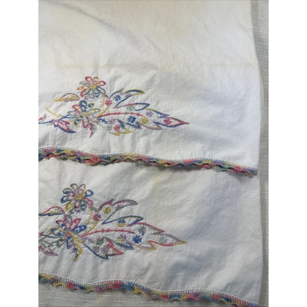 Embroidered Floral Pillowcase Set 2 Crochet Scalloped Edges Vintage Read